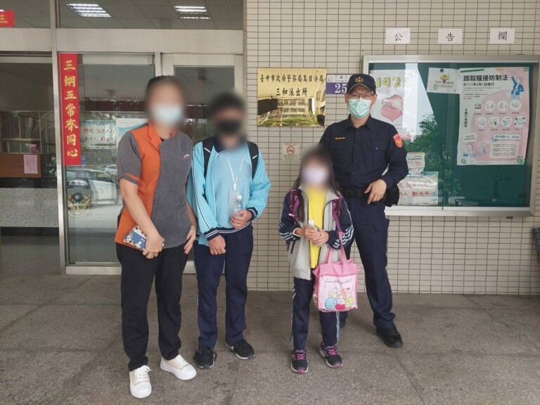 中市警烏日分局三和派出所日前助上學搭車睡過站10公里小兄妹返校上課。(圖/記者林㤈輝翻攝)