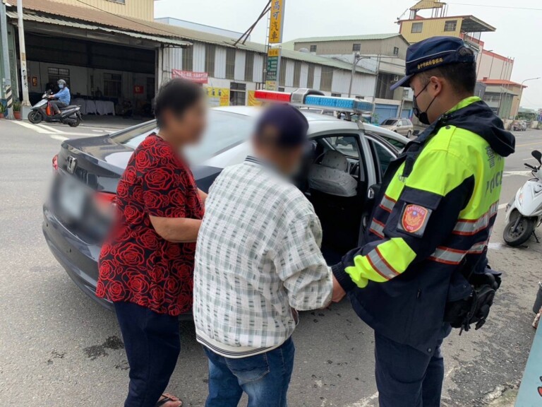 中市警烏日分局五光派出所日前助迷路近百歲人瑞返家。(圖/記者林㤈輝翻攝)