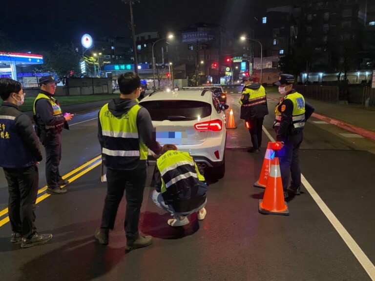 中和警與環保局聯合臨檢稽查。（記者徐煜勝翻攝）