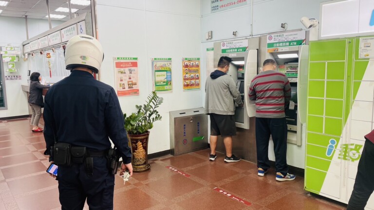 新莊警加強巡視轄區提款機。（記者戴昱弘翻攝）