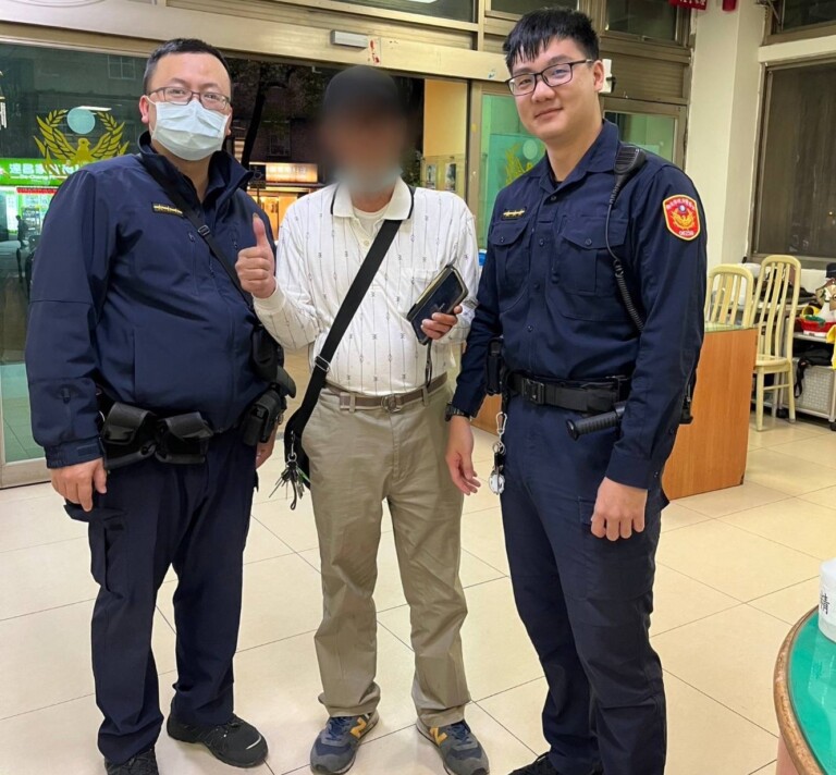 林男感謝中和警協助找回手機。（記者徐煜勝翻攝）