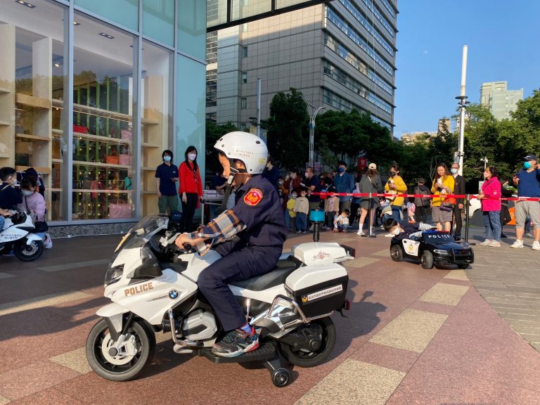 現場設置小警車區供孩童遊玩。（記者趙靜姸翻攝）