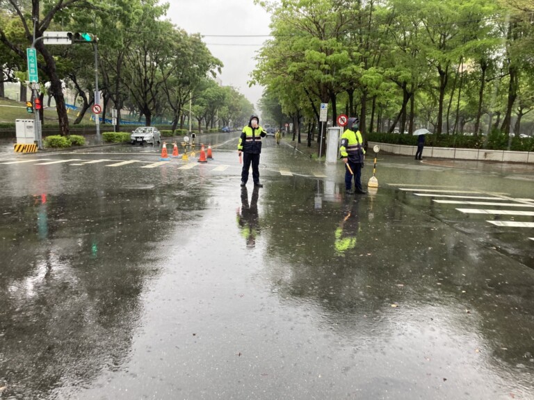 中市警四分局南屯派出所日前主動至淹水地區警戒執行疏導。(圖/記者謝榮浤翻攝)