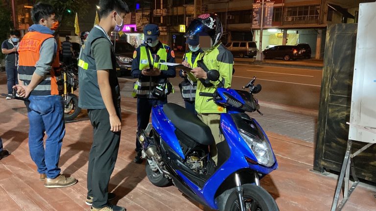 中市警一分局西區派出所日前藉環警監擴大聯合稽查匙時機，強力掃蕩噪音改裝車輛。 (圖/記者謝榮浤翻攝)