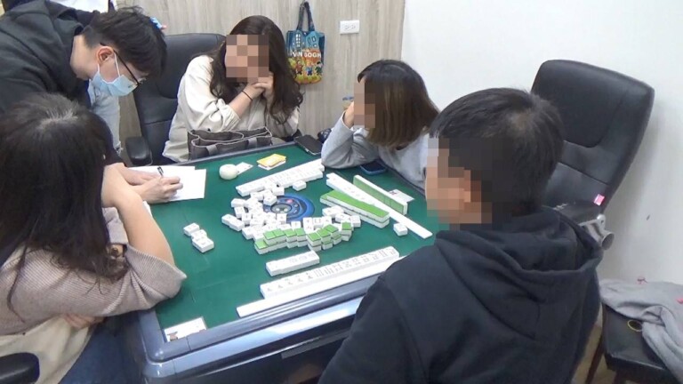 桃園警分局專案小組於棋牌社現場進行賭客身分過濾確認。(記者 宋紹誠翻攝)