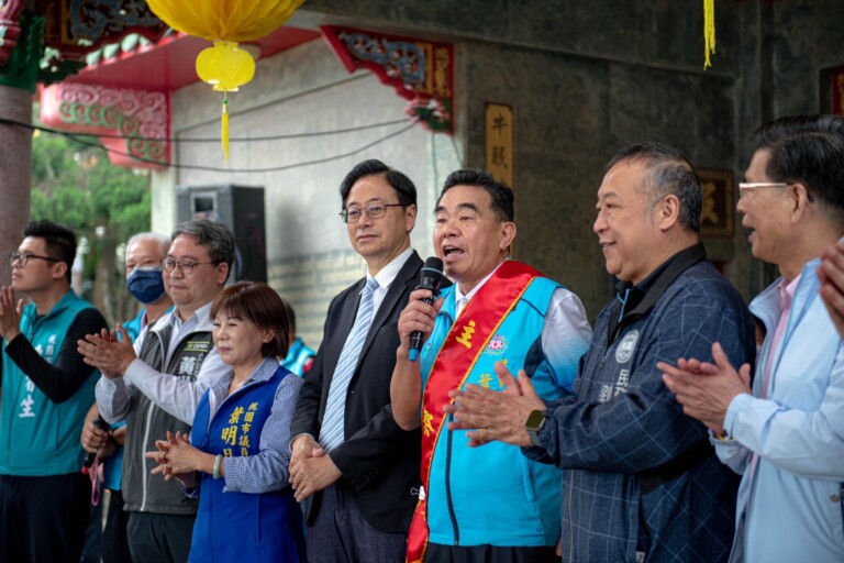 葉春日公派下協進會理事長葉國傑(左3)擔任主祭，桃園市長張善政(左) 應邀出席觀禮。(桃園市政府提供)