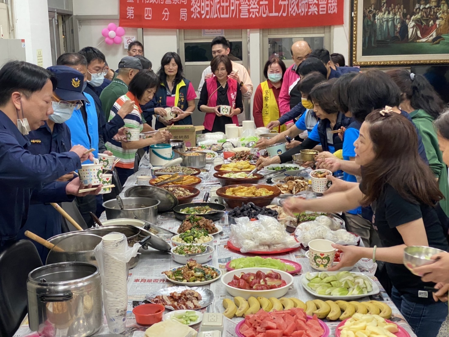 中市警四分局黎明派出所志工分隊長蘇麗香號召志工伙伴們精心準備的滿桌菜餚慰勞員警執勤辛勞。(圖/記者林㤈輝翻攝)