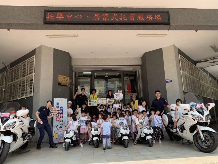 臺中市星光五權幼兒園日前參訪中市警察二分局文正派出所合影。(圖/記者謝榮浤翻攝)