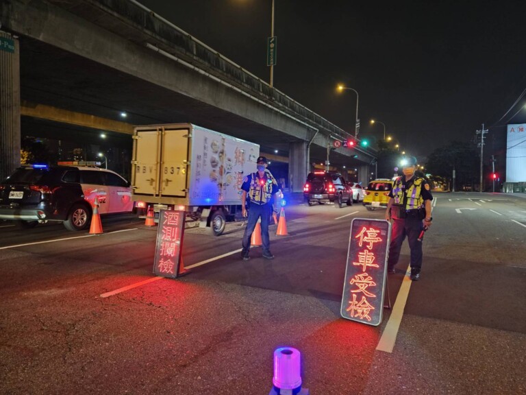 臺中市政府警察局自5月13日展開全線封閉台74線下匝道口路檢專案勤務。(圖/林㤈輝翻攝)