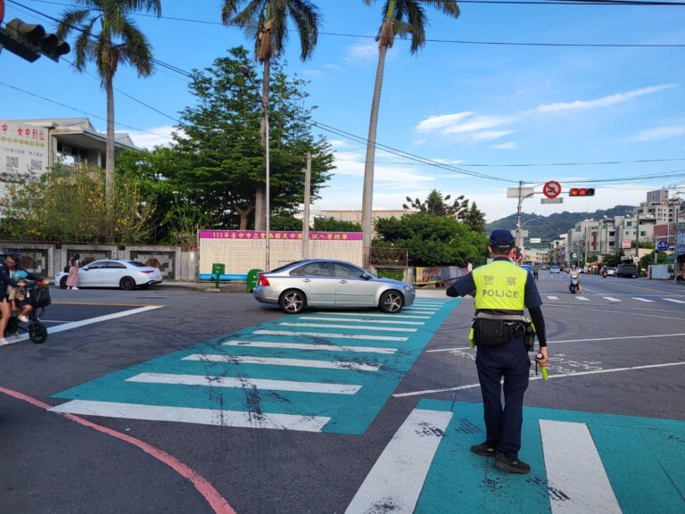 中市警豐原分局加強取締路口行人交通事故違規行為，確保行人交通安全。(圖/林㤈輝翻攝)