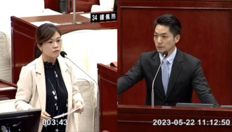 台北市議員洪婉臻（左）今天反覆質詢台北市長蔣萬安（右），如果中共持續擾台，雙城論壇還要不要舉辦？（洪婉臻台北市議會研究室提供）