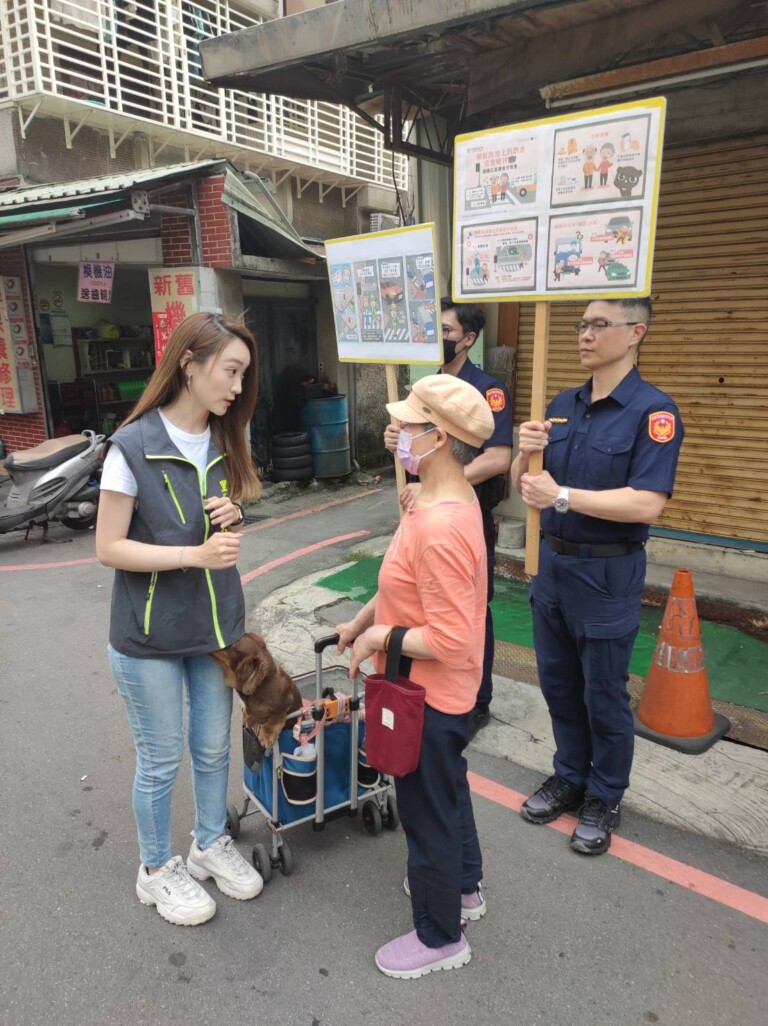 永和警與美女里長宣導用路安全。（記者徐煜勝翻攝）