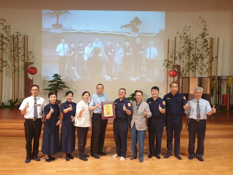 中市警四分局長李建興頒發感謝狀予大愛感恩科技公司李鼎銘師兄。(圖/記者謝榮浤翻攝)