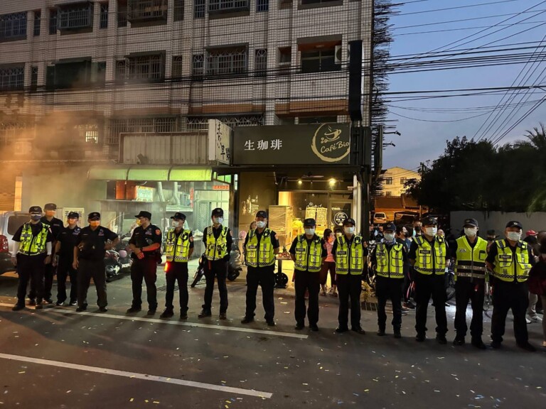 中市警烏日分局日前實施擴大臨檢威力掃蕩維持大甲媽祖回鑾順利。(圖/林㤈輝翻攝)