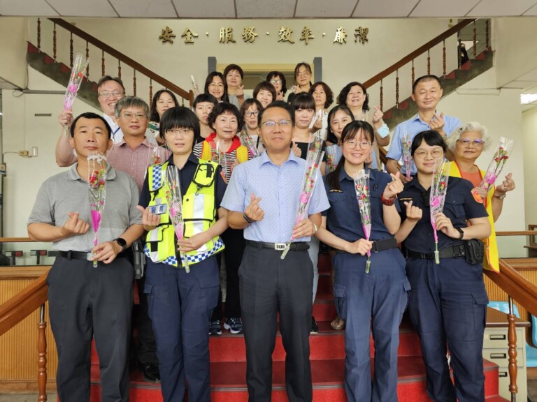 中市警烏日分局日前舉辦慶祝母親節活動。(圖/林㤈輝翻攝)