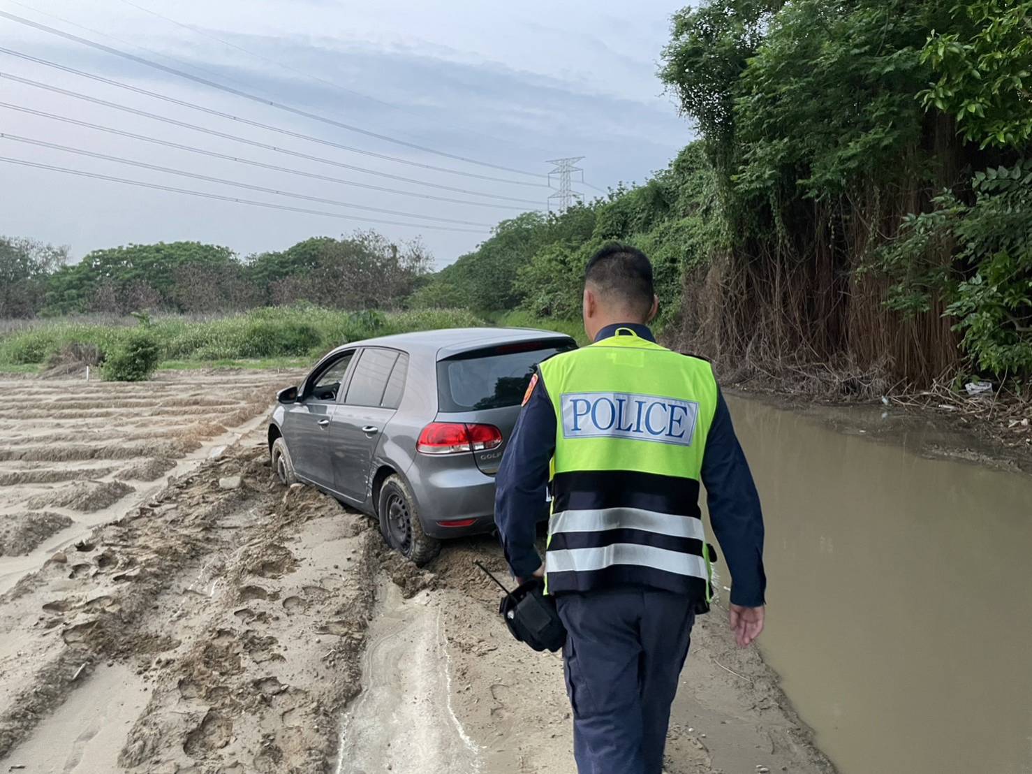 中市警烏日分局大肚分駐所長劉峪銓、警員邱坤輝日前協助因導航迷路民眾脫困。(圖/林㤈輝翻攝)