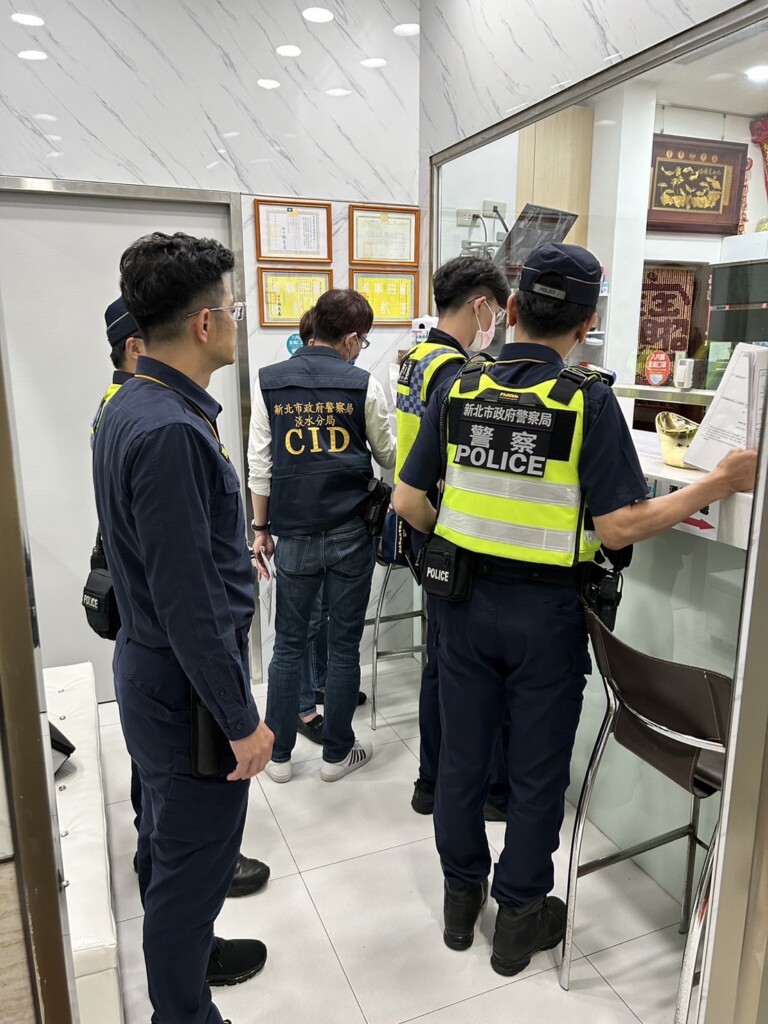 淡水警分局長陳保緒帶隊臨檢轄內當鋪。（記者戴昱弘翻攝）