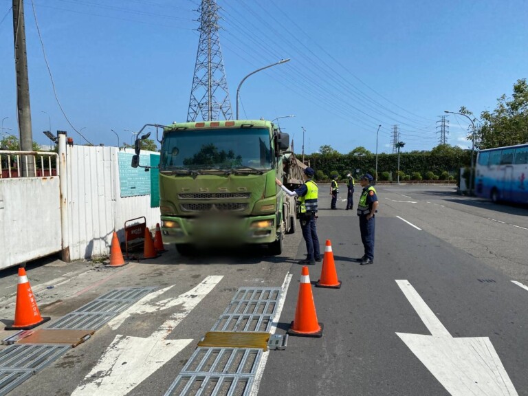 中和警祭出大地磅取締違規大車。（記者徐煜勝翻攝）