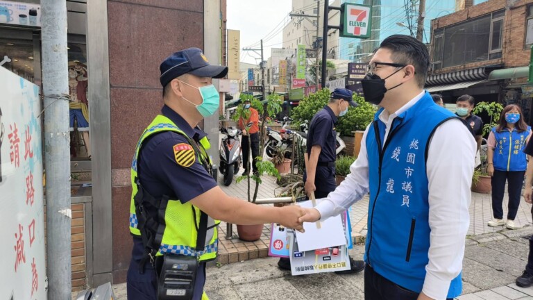 桃園巿蘆竹區議員錢龍親臨現場慰問宣導的員警。（記者張欽翻攝）