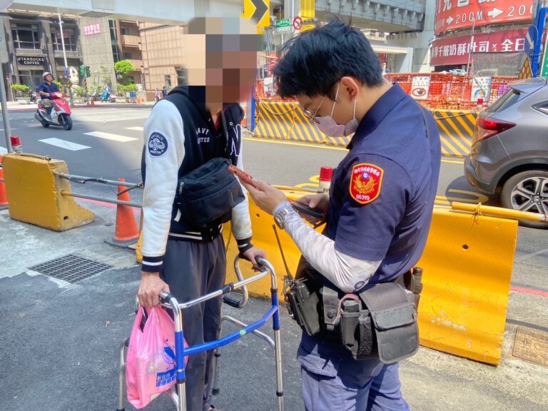 永和警緊急尋回鍾男。（記者徐煜勝翻攝）