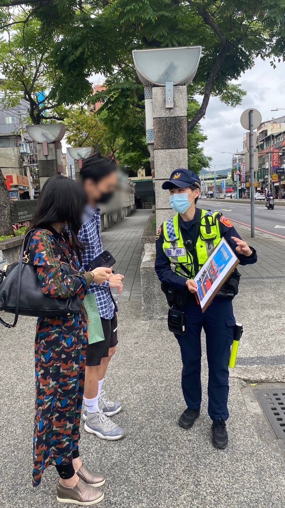 新莊警在路口向行人宣導交安觀念。（記者戴昱弘翻攝）