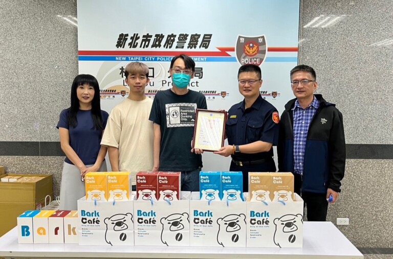 警察節前夕，北市林口區霸客咖啡店慷慨致贈林口警分局香醇精品咖啡100組，表達對員警的支持與關懷。（記者楊國域翻攝）