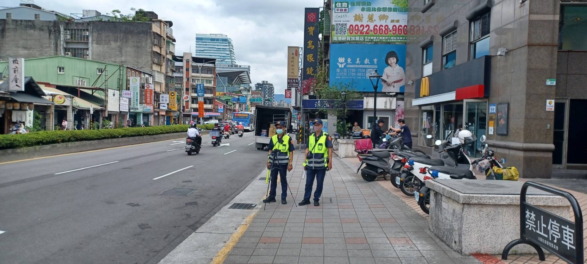 南港分局加強行人安全宣導，並針對未禮讓行人4大重點加強嚴格取締，展現對行人安全的重視與執法決心。(記者林艷林翻攝)