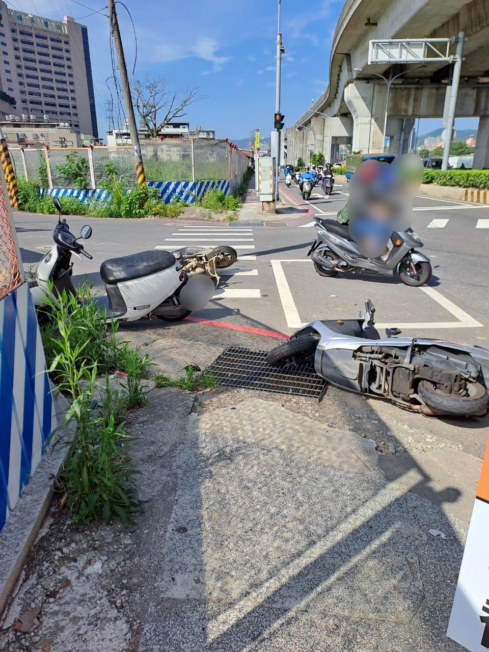 劉男搶快闖紅燈通行，撞上新北大道綠燈直行的林姓騎士。（記者黃荷琇翻攝）