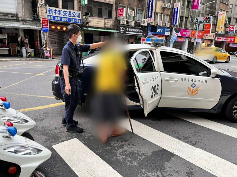 中和派出所警員黃炫誠及警員陳召蓉，護送街友老婦返回收容中心。（記者黃荷琇翻攝）