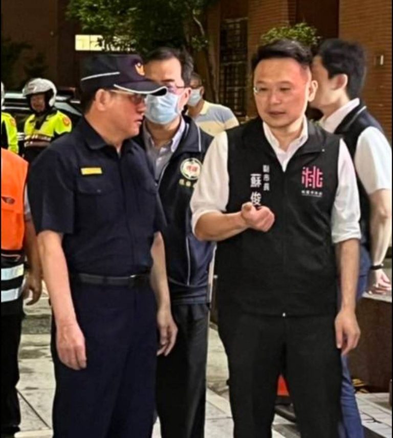 桃園市副市長蘇俊賓（右）及警察局局長吳坤旭（左）至現場視導取締稽查狀況。（記者楊國域翻攝）