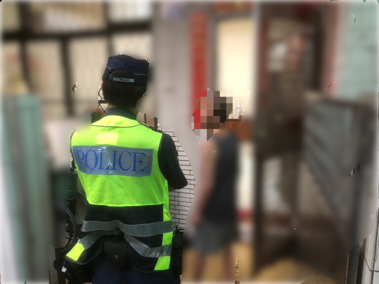 警方平安護送李姓老翁返家後，請老翁在家好好休息。(圖/記者謝榮浤翻攝)