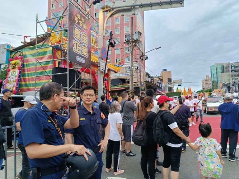 淡水警分局長陳保緒帶隊於紅壇維持秩序。（記者徐煜勝翻攝）