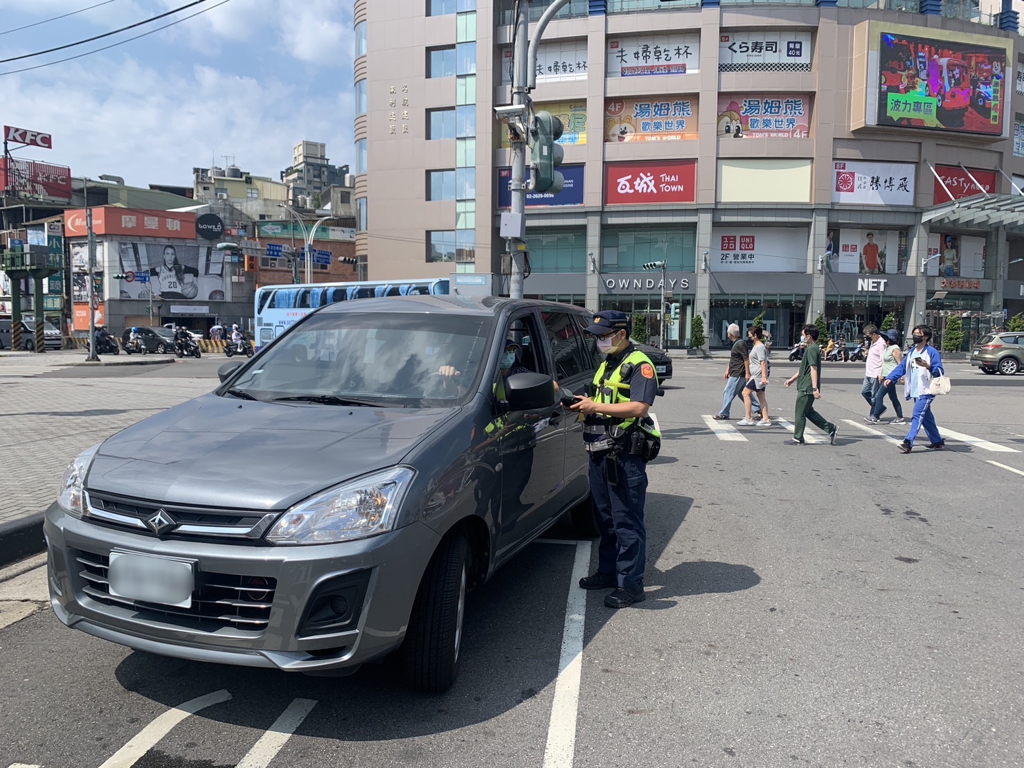 淡水警針對未禮讓行人加強取締。（記者徐煜勝翻攝）