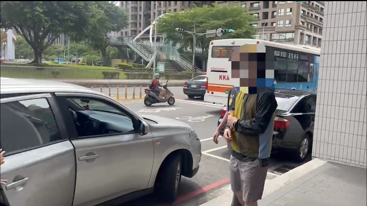 海山警將香港籍詐騙車手移送法辦。（記者徐煜勝翻攝）