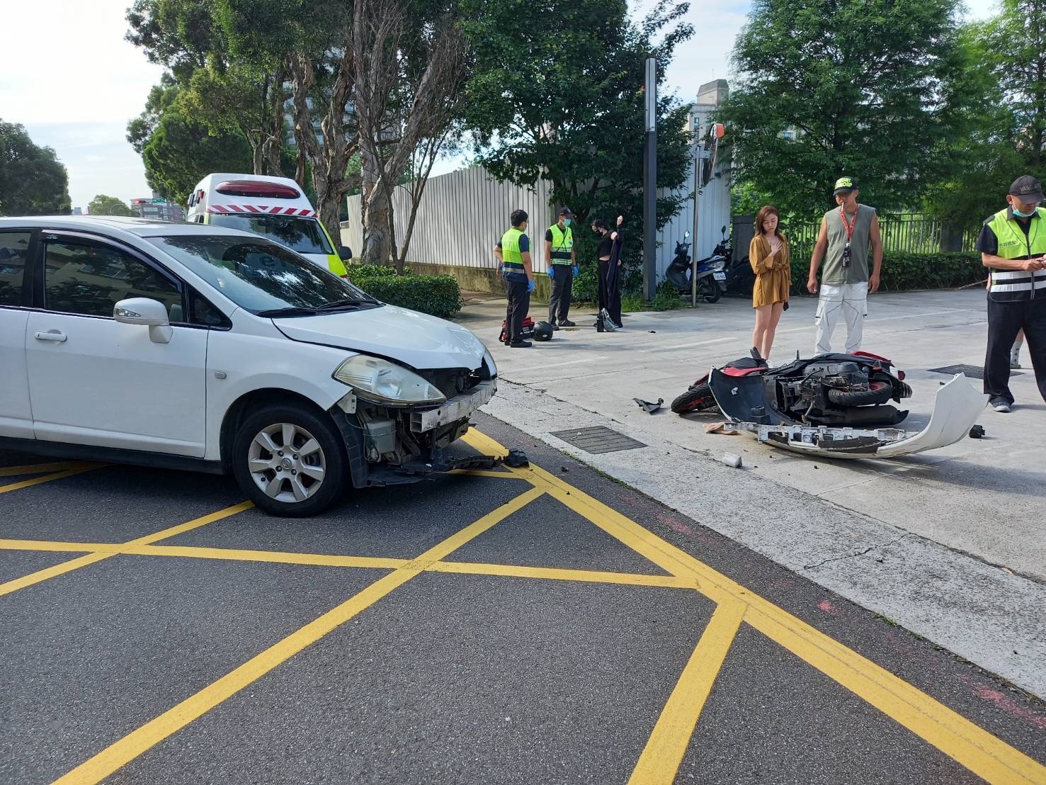 一輛機車撞上王瞳白色轎車，對方機車騎士因撞擊倒地，所幸受到輕微擦傷已自行就醫。而王瞳目前並無大礙。(照片提供/民視)