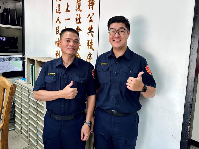 巡佐嚴榮光（左）警員柯正峰（右）分析該處公車行經路線及老婦人對住家外觀零碎記憶，順利協助返家。（記者黃荷琇翻攝）