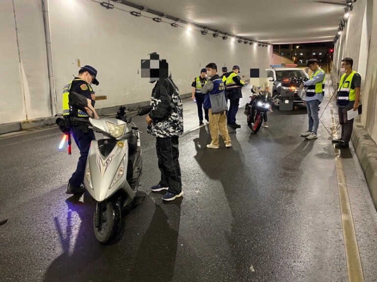 樹林警方聯合環保局執行夜間稽查，嚴懲改裝車輛擾人清夢。（記者徐煜勝翻攝）