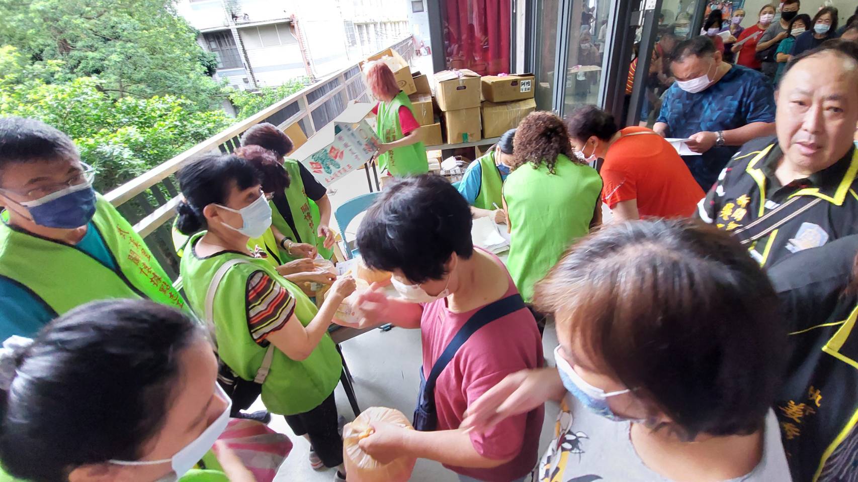 活動結束，志工發放民生物資給參加的長者。(記者張欽攝影)