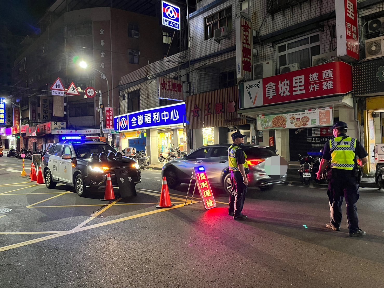 林口警分局與新北市政府環境保護局於14日展開了一次聯合行動，針對泰山及林口兩地夜間改裝排氣管車輛所帶來的擾民情況進行稽查。（記者黃荷琇翻攝）