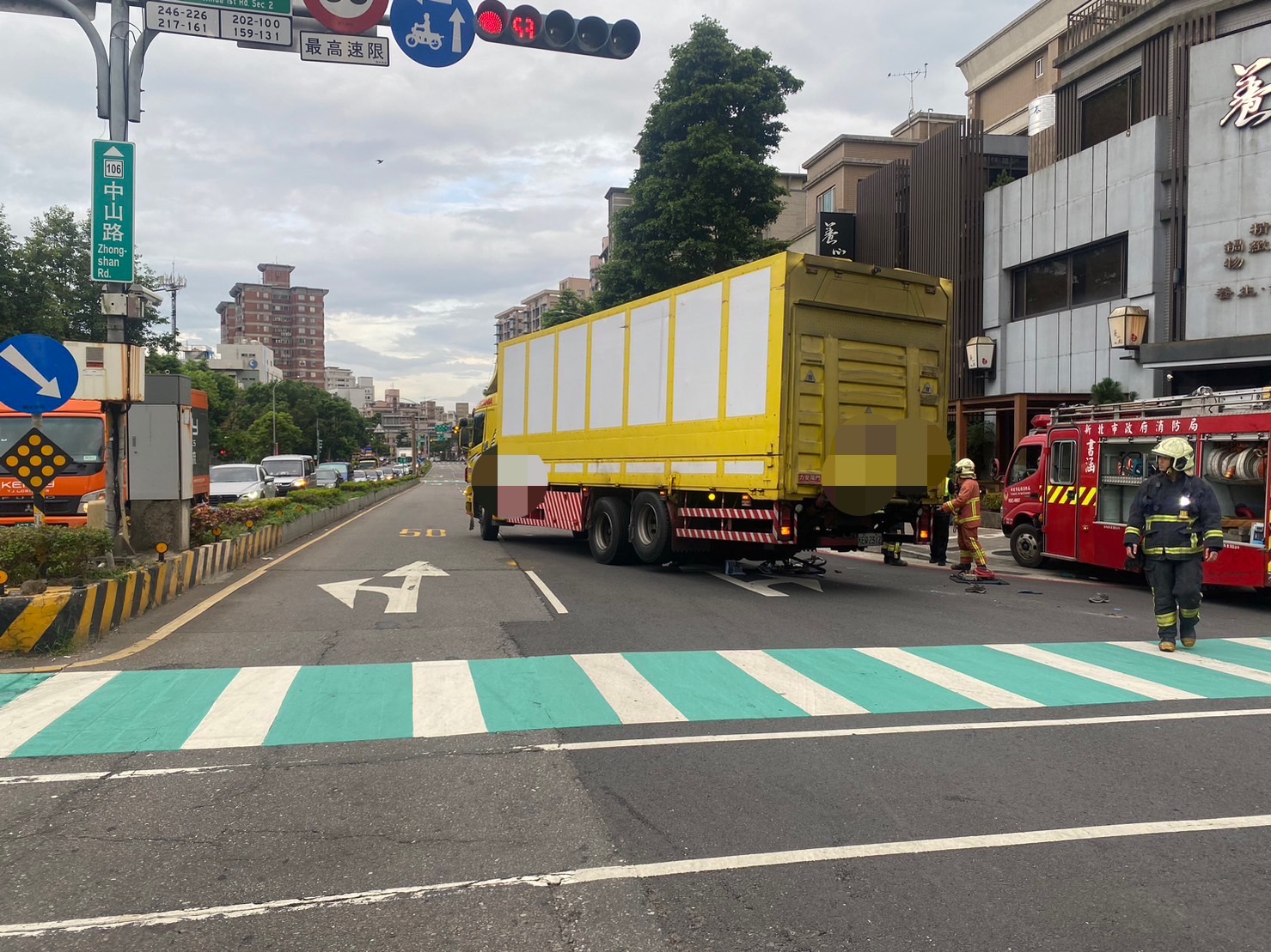 警方呼籲大型車輛駕駛者要特別留意視線死角，謹慎確認周遭車況，以確保行車安全，避免類似悲劇再次發生。（記者黃荷琇翻攝）