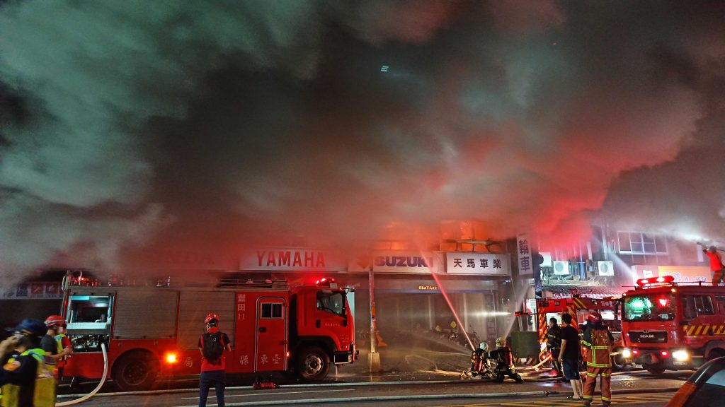 台東市機車行火警火勢猛烈延燒迅速。（記者林金聖翻攝）