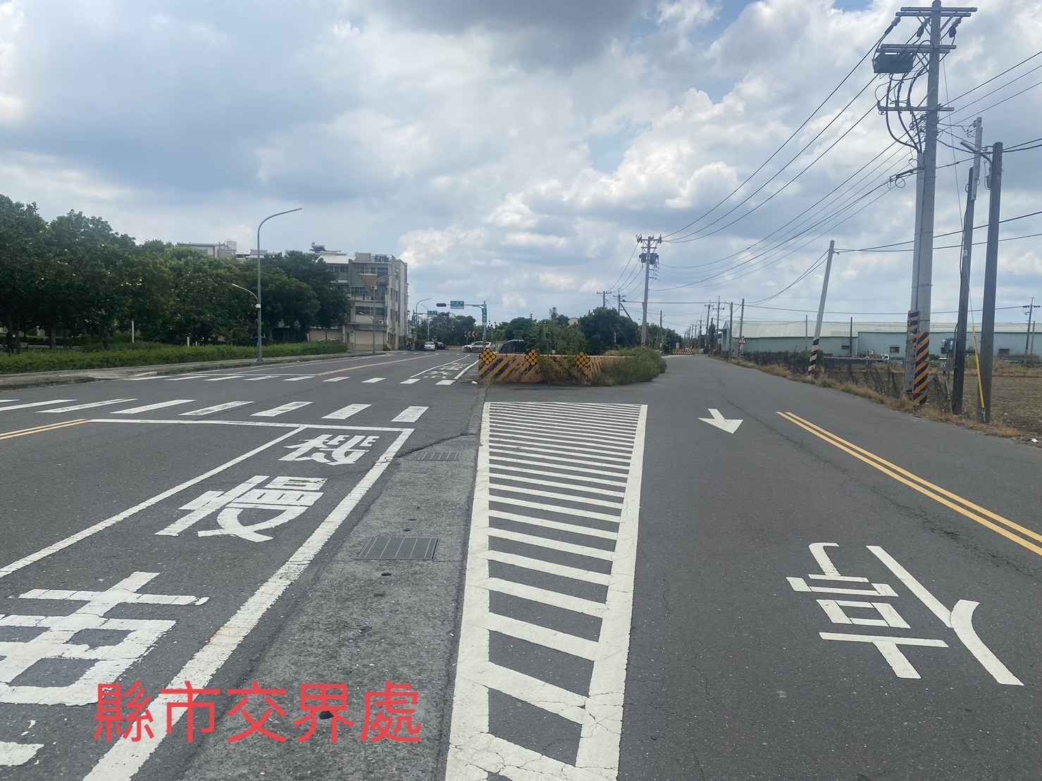 嘉義航空站縣市交界原4米田埂路將拓寬為15米聯外道路。(立委參選人張秀華服務處提供)