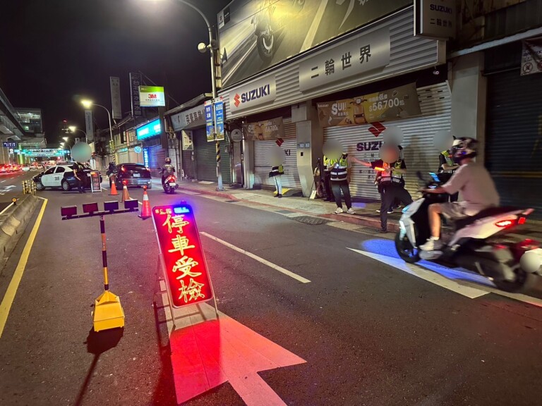 中和警聯合新北市環保局實施跨機關之「環警聯合稽查」，守護市民夜間交通安全還靜於民.（記者楊國域翻攝）