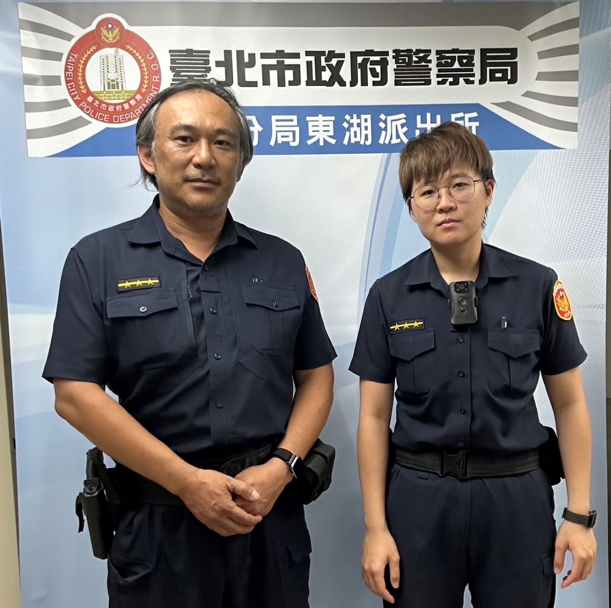 東湖派出所警員張毅恒(左)、張瀞云(右)。(記者宋紹誠翻攝)