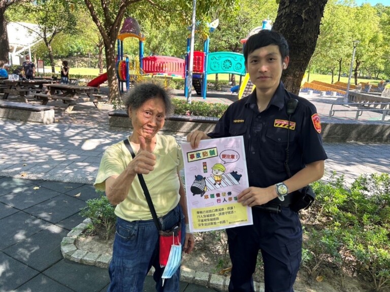 文山第二分局於清晨和黃昏時段，前往長者聚集地點如公園和市場，主動發放閃光配件，如反光鑰匙圈等，以提升長者對交通安全的認識和警覺性。（記者黃荷琇翻攝）