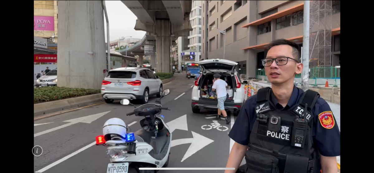 協助排除事故車。(記者宋紹成翻攝)