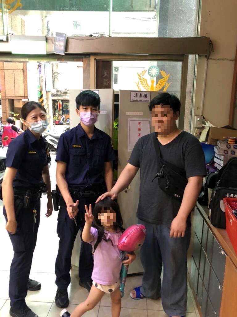 中和警員傾心協助，5歲迷路女童順利回家。（記者徐煜勝翻攝）