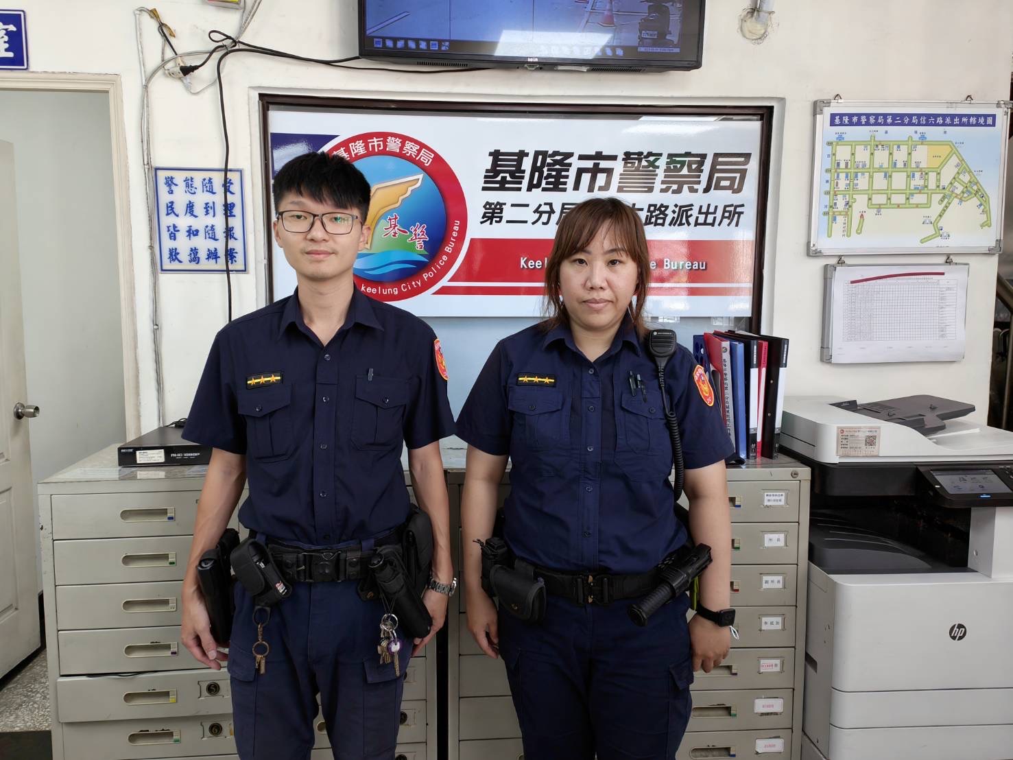 基隆市警察局第二分局信六路派出所警員張少謙(左)、陳文婷(右)。(記者宋紹誠翻攝)