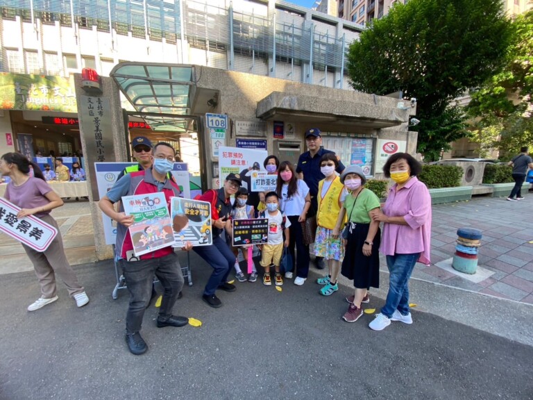 臺北文山警方保衛學童，建立安全校園守護網同時也加強安全宣導。（記者黃荷琇翻攝）