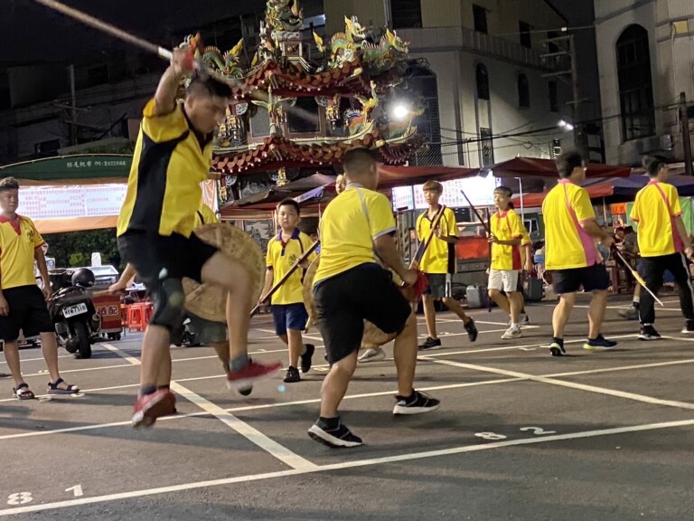 台南市安南區本淵寮朝興宮金獅陣頭獲邀參加今年的國慶典禮演出，台南市議會祕書長徐健麟特於30日晚間前往加油打氣並贈萬元紅包作為補貼經費。（台南市議會提供）